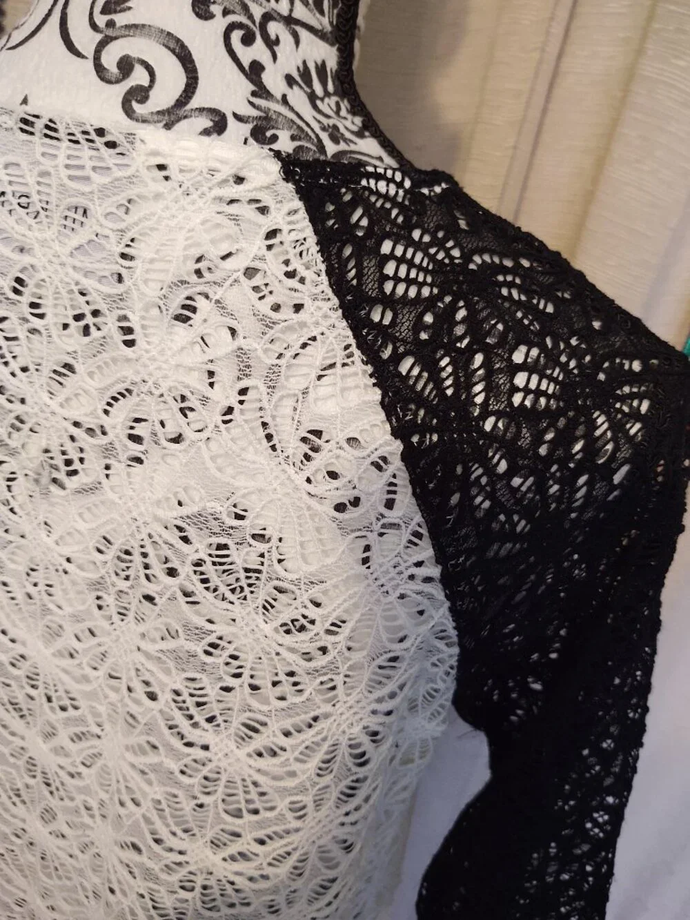MINKPINK Black & White Daisy Lace Baseball TeeTop Large
